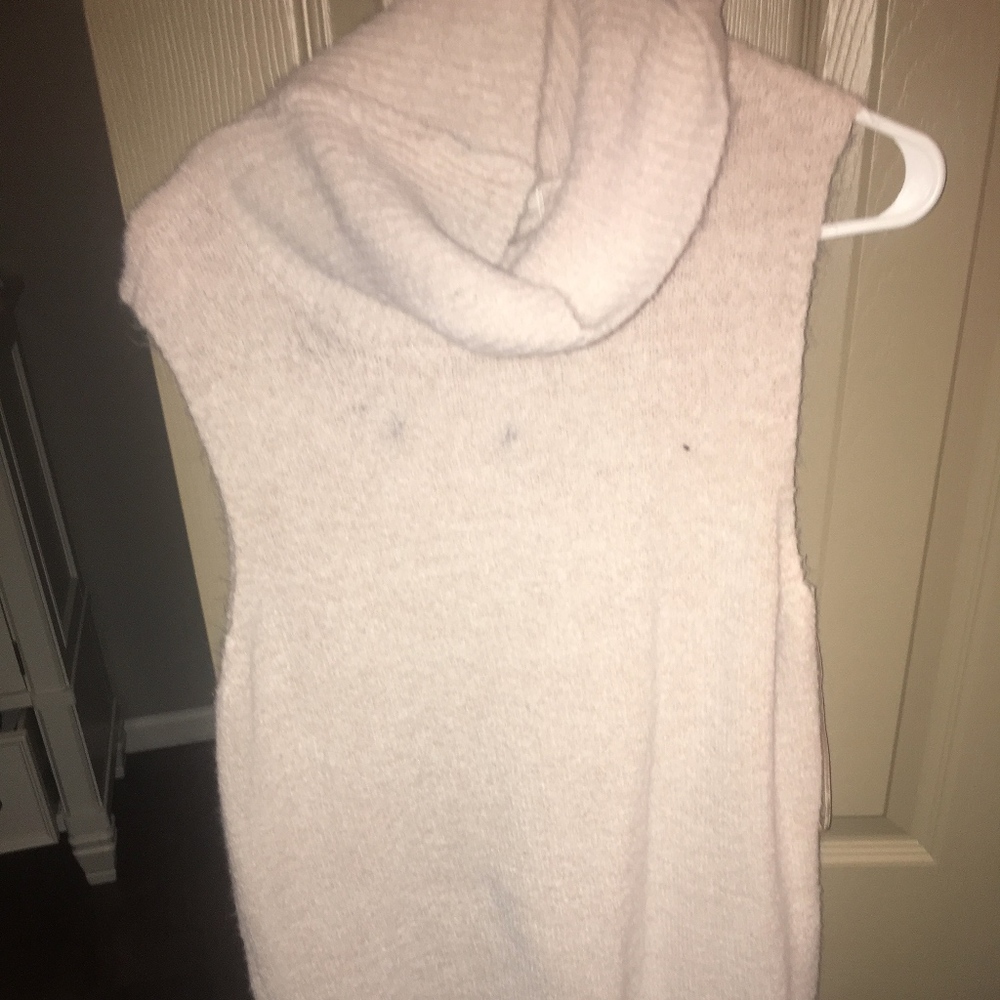 sleeveless turtleneck